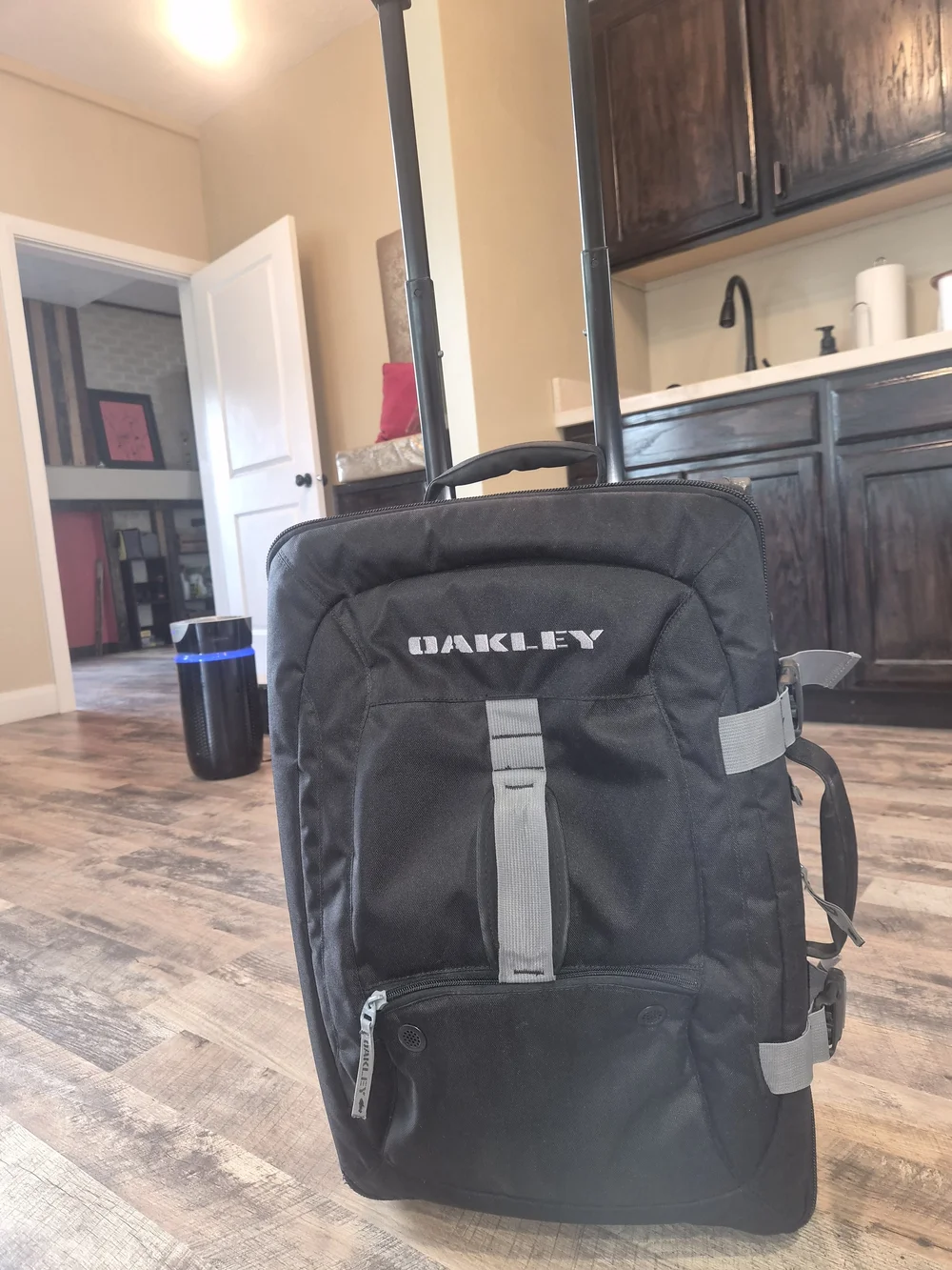 Oakley Roller Luggage 14×21×7 inches